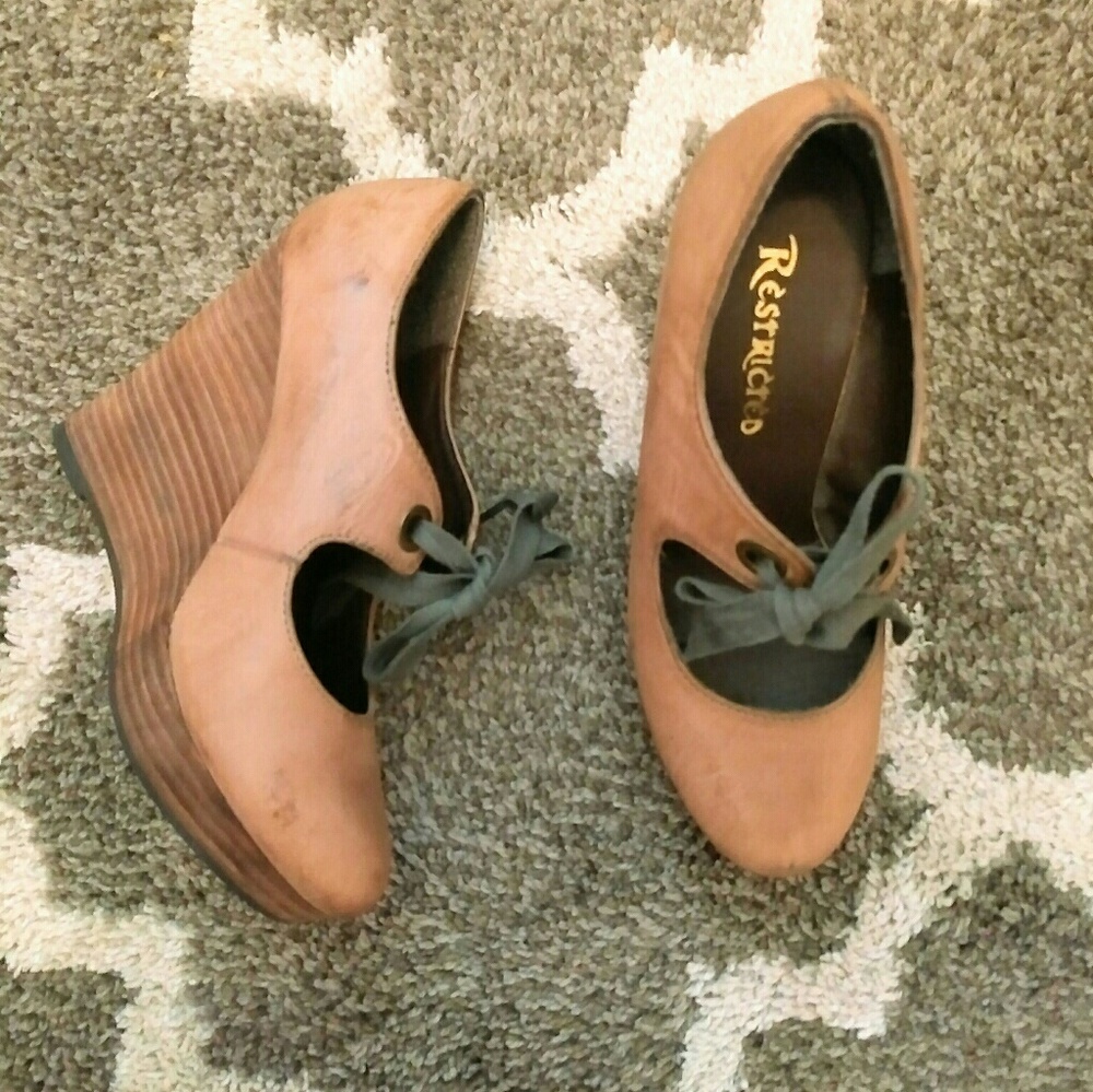 Restricted platform shoes